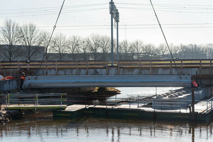 Eerste deel extra spoorbrug over Nieuwe Wetering geplaatst - Foto: Peter Denekamp