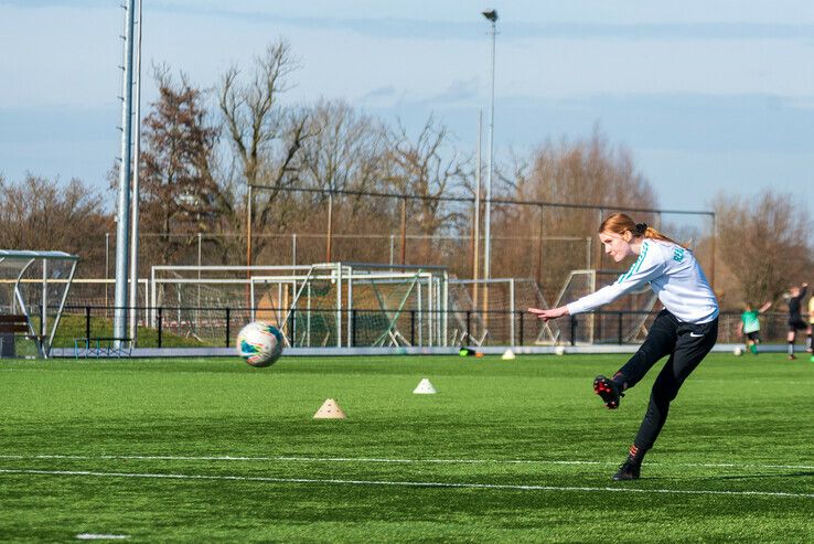 Topvoetbalsters geven les in Zwolle-Zuid - Foto: Peter Denekamp