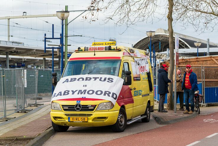 Afstand houden blijft lastig bij anti-abortusprotest in Zwolle - Foto: Peter Denekamp