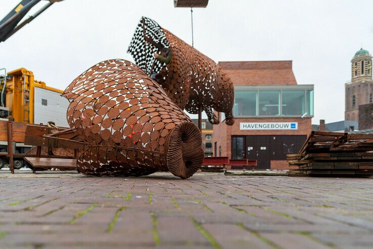 Reuzenvarken ontwaakt uit winterslaap op Rodetorenplein - Foto: Peter Denekamp