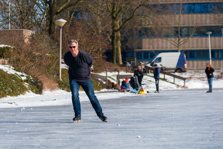 Ook de Aa-landen bindt de schaatsen onder, ijs in Holtenbroek is slecht - Foto: Peter Denekamp