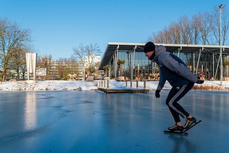 Eerste schaatsers wagen zich op Zwols natuurijs - Foto: Peter Denekamp