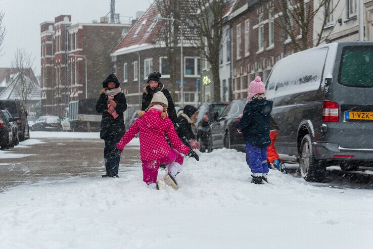 Heel even corona vergeten, sneeuwpret in Zwolle - Foto: Peter Denekamp