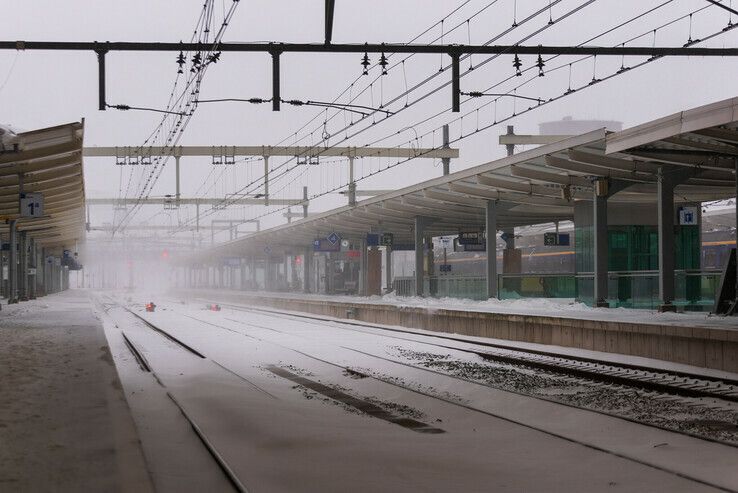 Sneeuw onder monumentale stationskap in Zwolle, treinverkeer compleet plat - Foto: Peter Denekamp