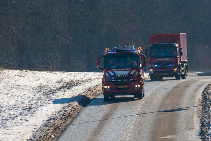 Brandweer vanuit Zwolle met spoed onderweg naar ingestorte loods in Duiven - Foto: Peter Denekamp