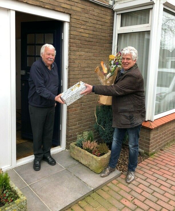 Ton ter Bekke (l) krijgt bloemetje en fles wijn van OCM-voorzitter Rinke Beverwijk