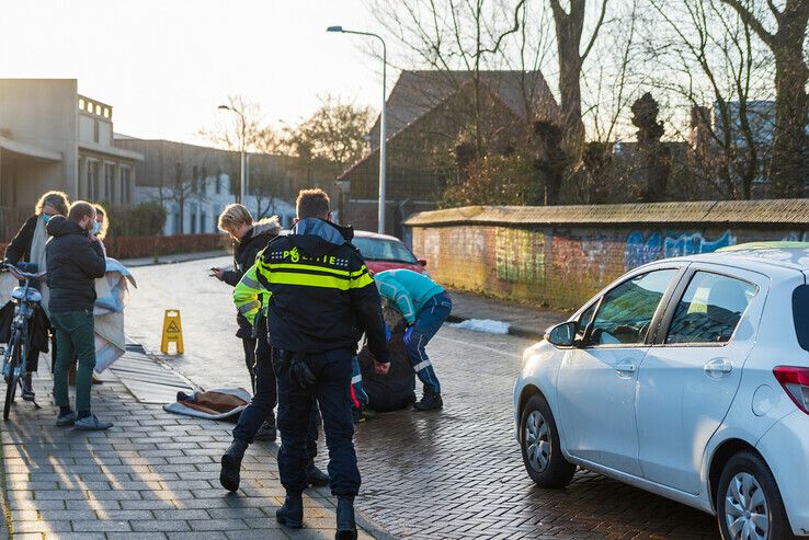 Vrouw gewond na val op glad wegdek Assendorperdijk - Foto: Peter Denekamp