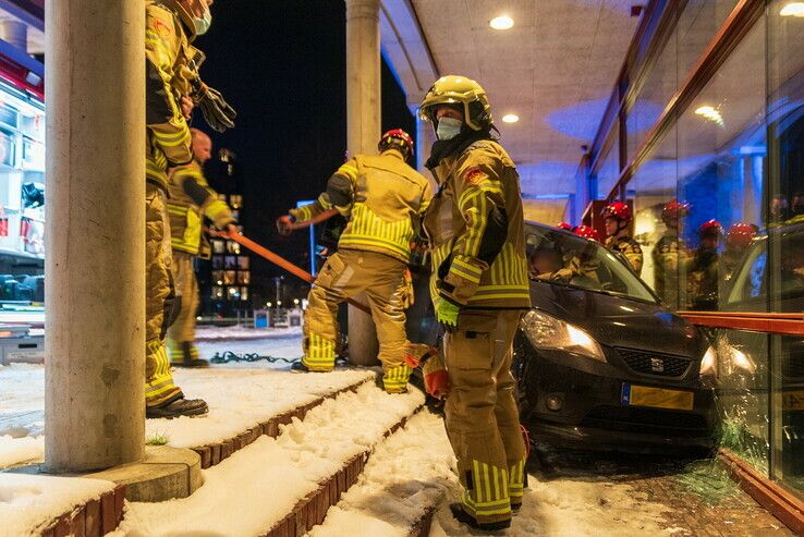 Automobilist ramt winkelpui en raakt gewond op Maagjesbolwerk - Foto: Peter Denekamp