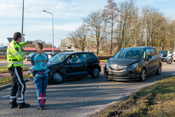 Vrouw gewond na botsing op Middelweg - Foto: Peter Denekamp