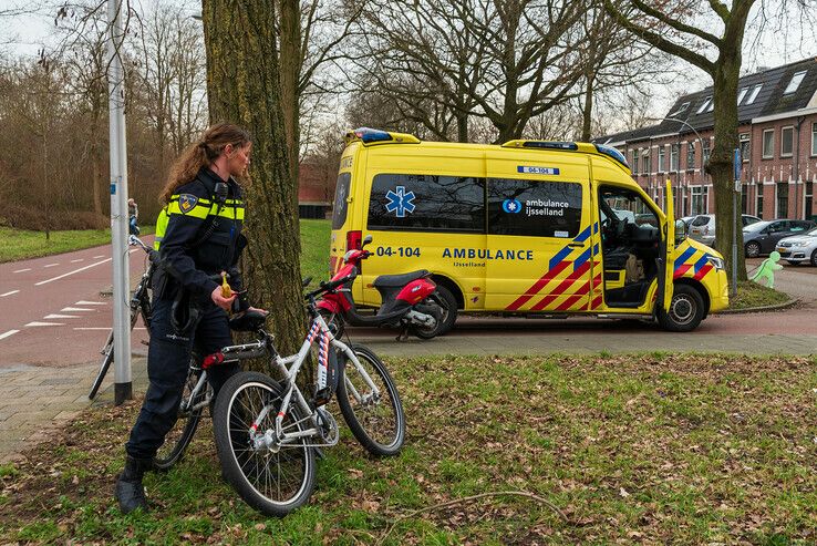 Twee gewonden bij ongeval op Van Karnebeekpad - Foto: Peter Denekamp