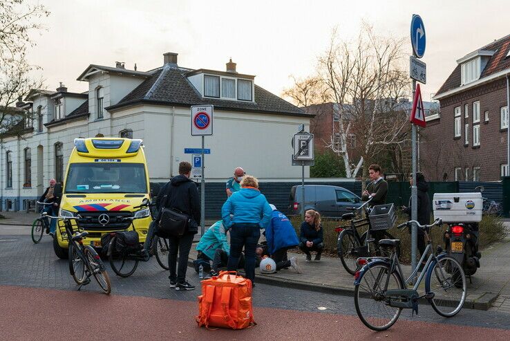 Maaltijdbezorger belandt in ziekenhuis na ongeval in Assendorp - Foto: Peter Denekamp