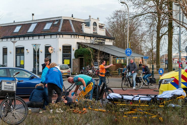 Maaltijdbezorger belandt in ziekenhuis na ongeval in Assendorp - Foto: Peter Denekamp