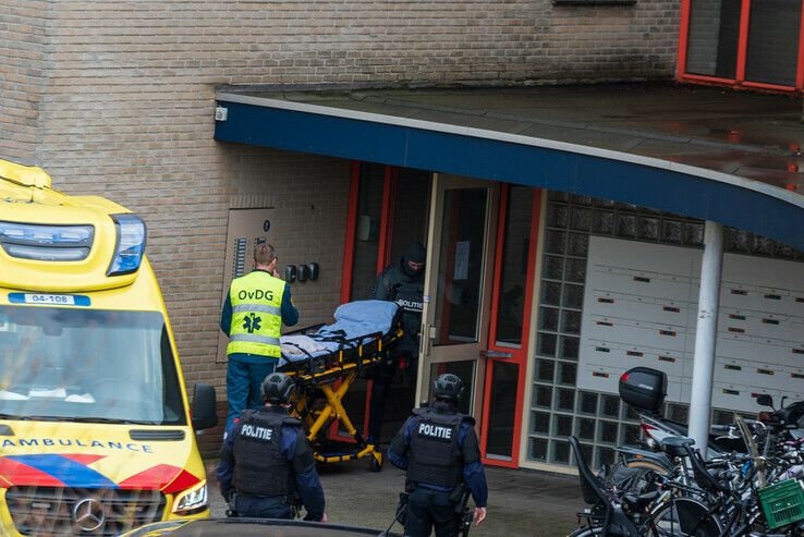 Zwaarbewapend arrestatieteam haalt verwarde man uit woning in Zwolle-Zuid - Foto: Peter Denekamp