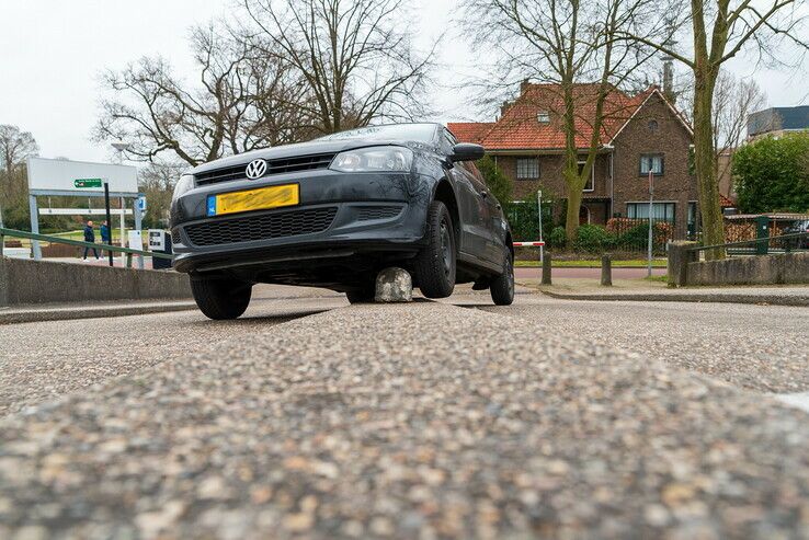 Auto rolt van parkeerdek Emmawijk - Foto: Peter Denekamp