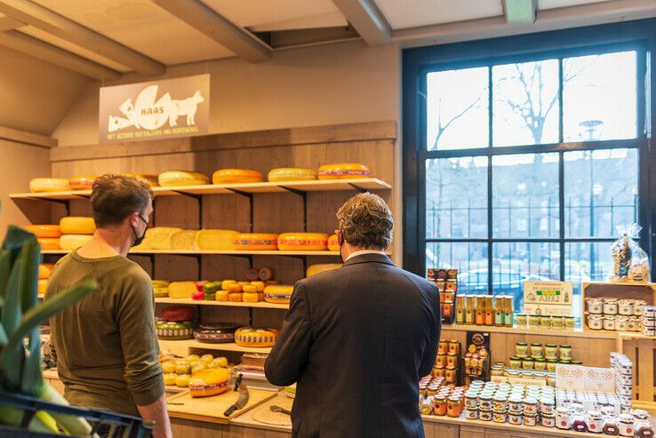 Wethouder opent nieuwe verswinkel in Zwolse binnenstad - Foto: Peter Denekamp