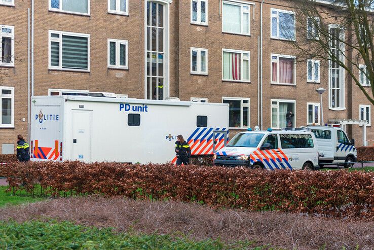 Dode gevonden in flat, politieonderzoek gaat hele avond voort - Foto: Peter Denekamp
