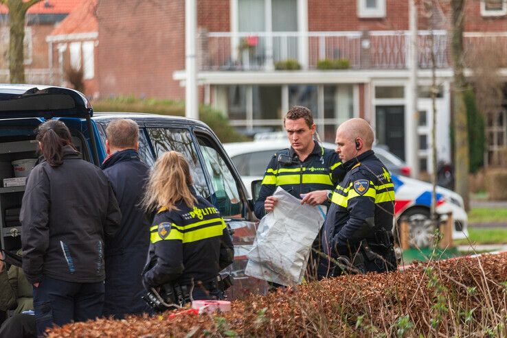 Dode gevonden in flat, politieonderzoek gaat hele avond voort - Foto: Peter Denekamp