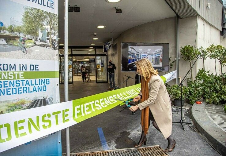 Staatssecretaris Van Veldhoven opent ‘groenste fietsenstalling van Nederland’ - Foto: Gemeente Zwolle