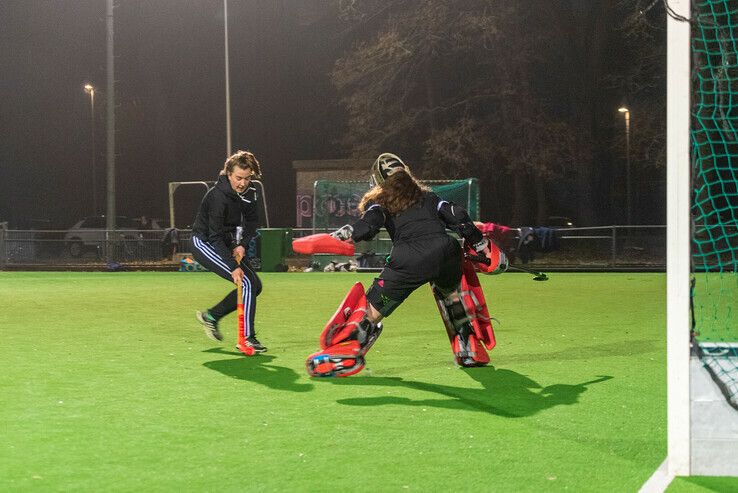 Zwolse tophockeyvrouwen dartelen weer in de wei - Foto: Peter Denekamp