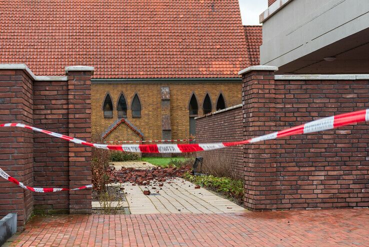 Gevel van flat op Harm Smeengekade stort in door storm - Foto: Peter Denekamp