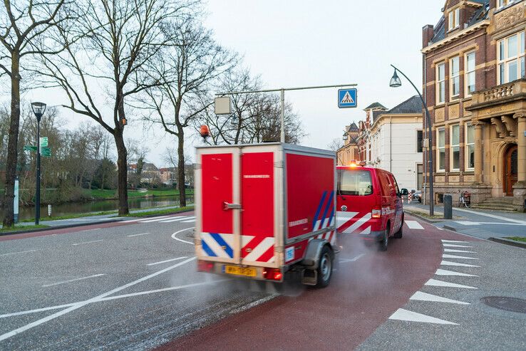 Brandweer ruimt drie kilometer lang dieselspoor op in Zwolle - Foto: Peter Denekamp