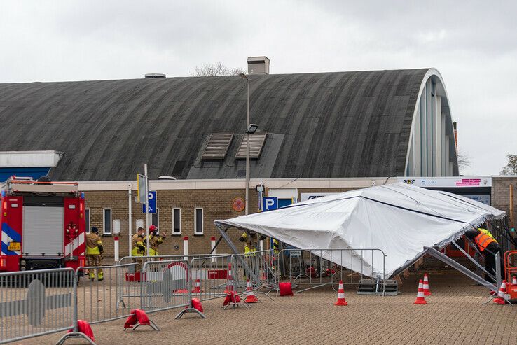 Het zit de GGD niet mee, tent waait weg bij vaccinatiestraat in Zwolle - Foto: Peter Denekamp