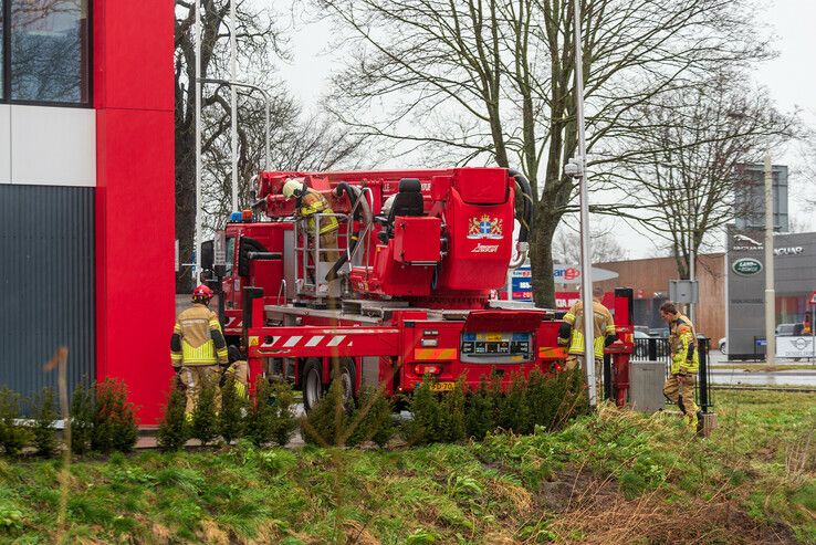 Gevelplaat waait los bij KFC op foodcourt Zwolle - Foto: Peter Denekamp