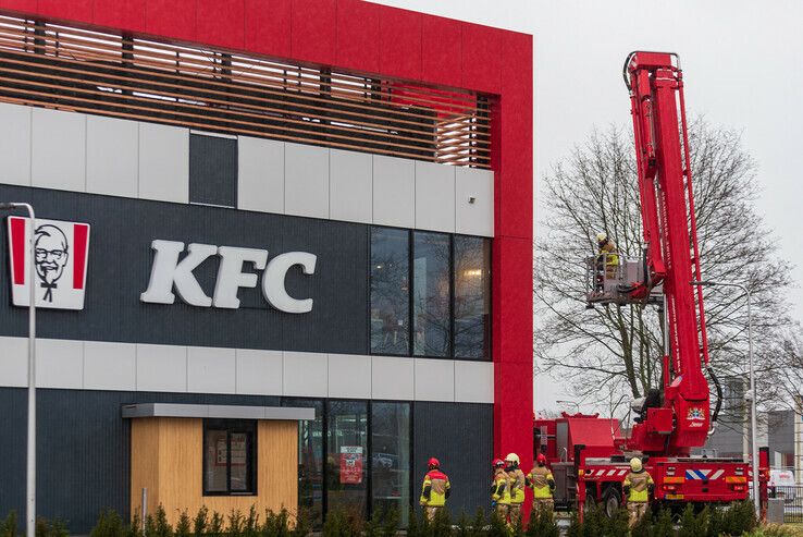 Gevelplaat waait los bij KFC op foodcourt Zwolle - Foto: Peter Denekamp