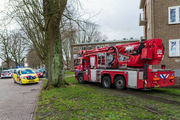 Brandweer trekt brandweer uit de modder in Zwolle - Foto: Peter Denekamp