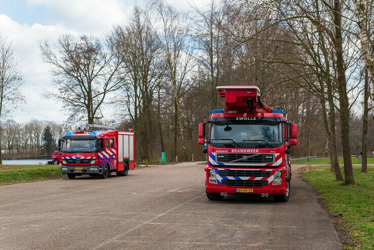 Gaslekkage blijkt brandweerduiker in Wijthmenerplas - Foto: Peter Denekamp