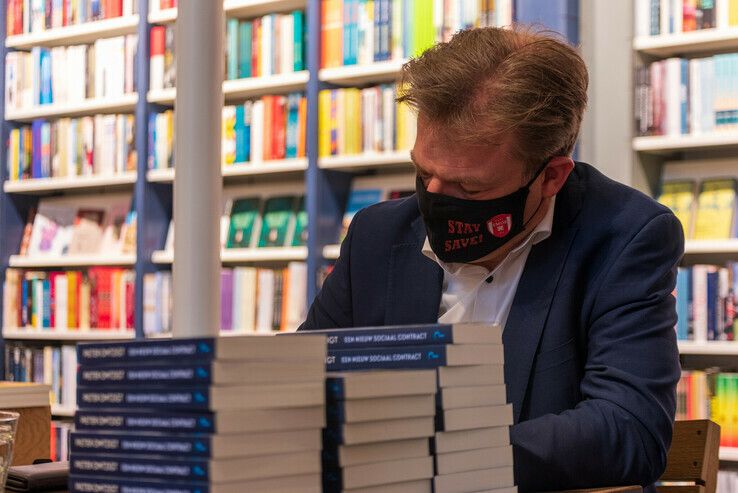 Tweede Kamerlid Pieter Omtzigt signeert boeken in Zwolle - Foto: Peter Denekamp