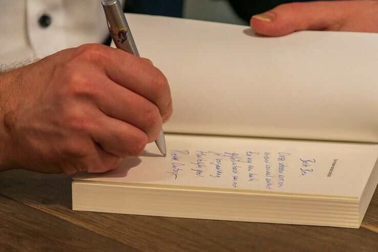 Tweede Kamerlid Pieter Omtzigt signeert boeken in Zwolle - Foto: Peter Denekamp