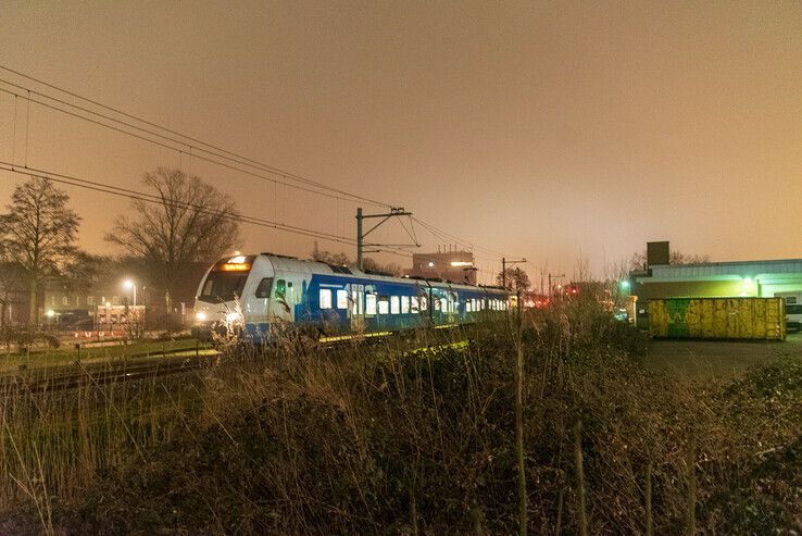 Overweg Nieuwe Veerallee gesloten door persoon op spoor - Foto: Peter Denekamp