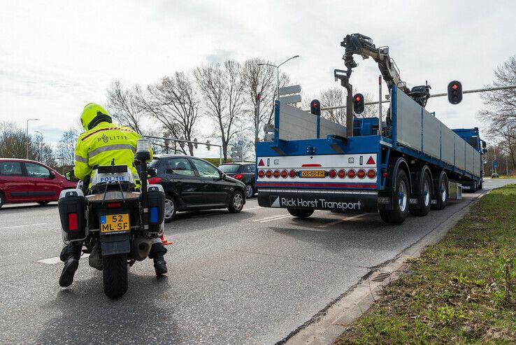 Vrachtwagen verliest trailer op Ittersumallee - Foto: Peter Denekamp