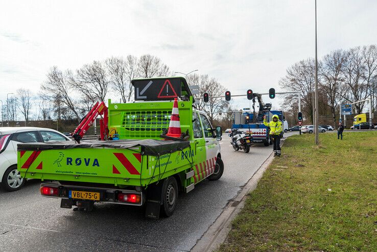 Vrachtwagen verliest trailer op Ittersumallee - Foto: Peter Denekamp