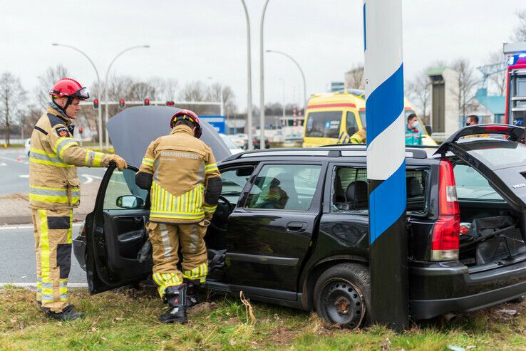Twee gewonden bij botsing op Katerdijk - Foto: Peter Denekamp
