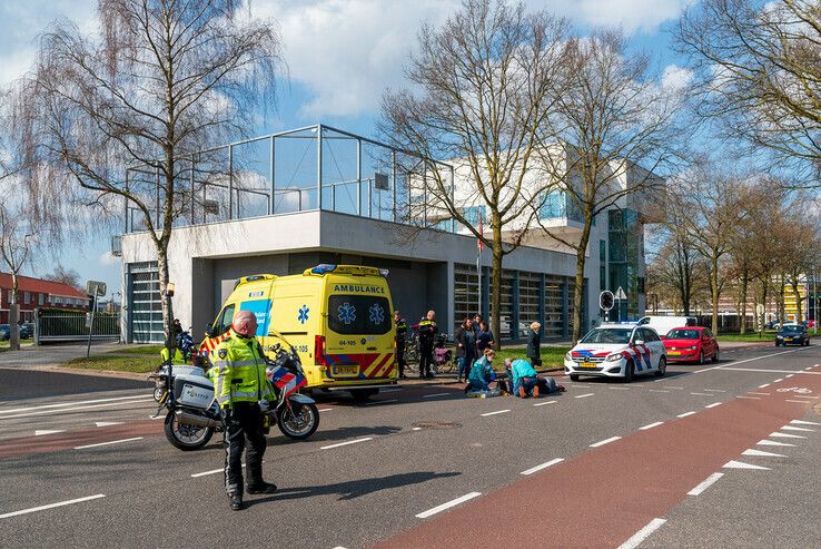 Fietsster gewond naar ziekenhuis na aanrijding op Middelweg - Foto: Peter Denekamp