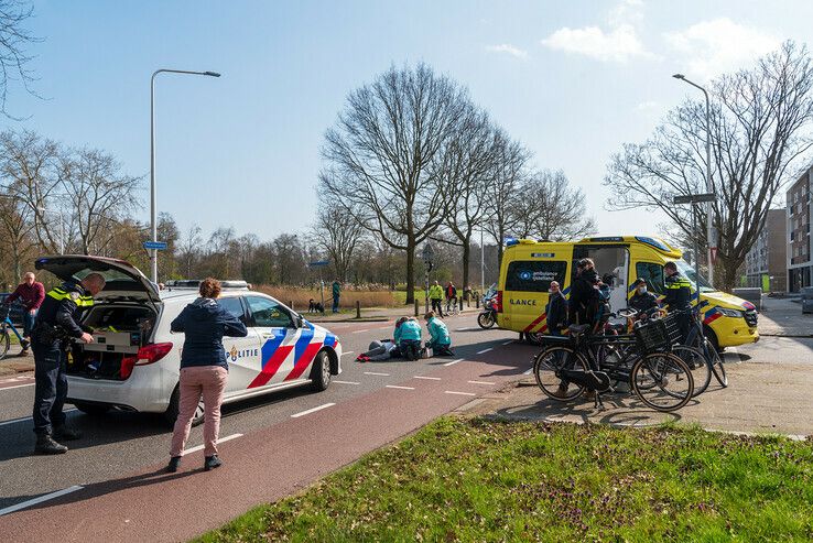 Fietsster gewond naar ziekenhuis na aanrijding op Middelweg - Foto: Peter Denekamp
