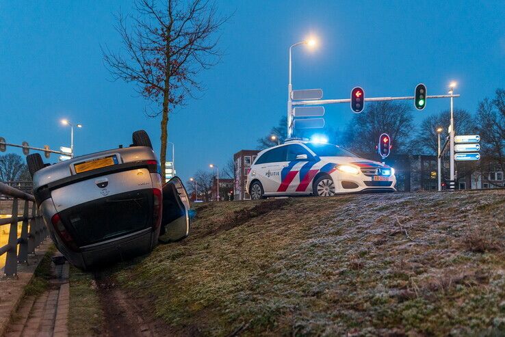 Auto op de kop door gladheid in Zwolle - Foto: Peter Denekamp