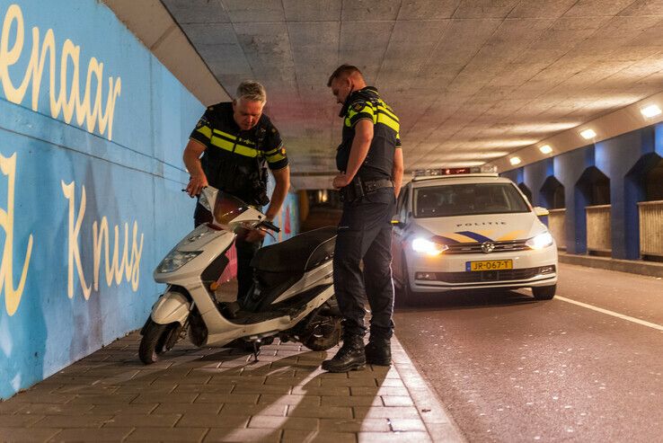 Scooterrijder gaat met hond onderuit in Van Karnebeektunnel - Foto: Peter Denekamp