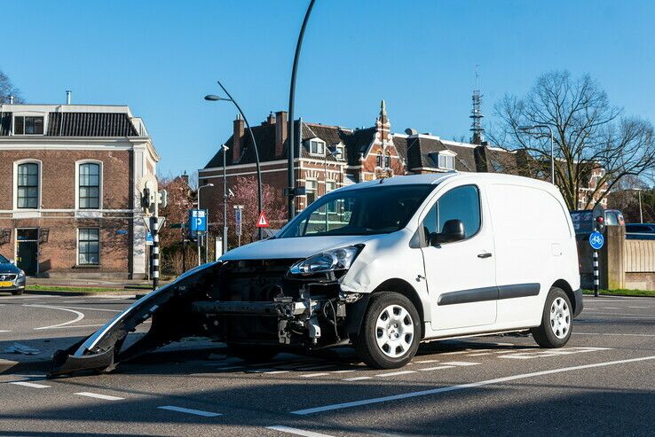 Auto knalt tegen lijnbus op Willemskade - Foto: Peter Denekamp