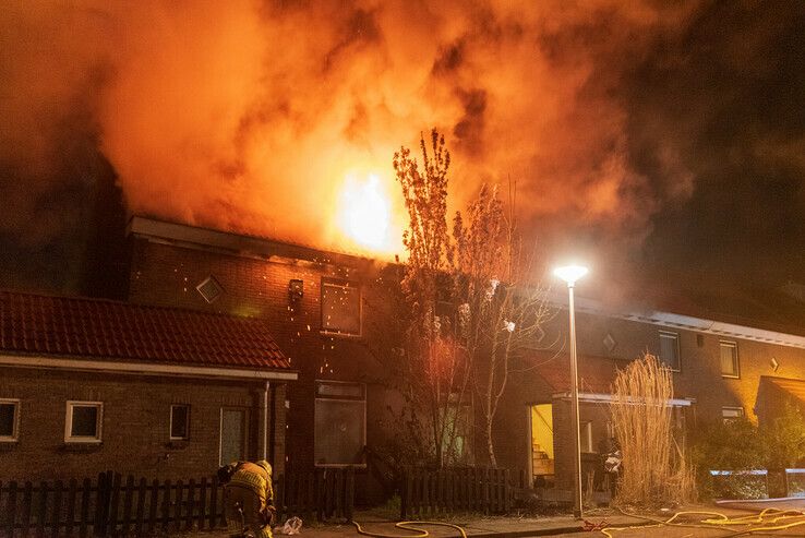 Man aangehouden bij woningbrand in Zeeheldenbuurt - Foto: Peter Denekamp