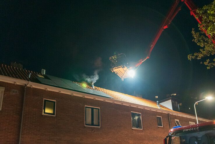 Schoorsteenbrand in Assendorp snel onder controle - Foto: Peter Denekamp