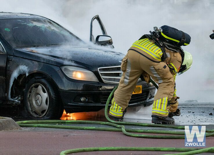 Auto brandt geheel uit op Rijnlaan - Foto: Arjen van der Zee