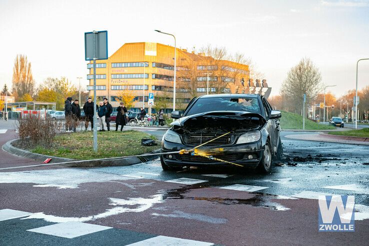 Auto brandt geheel uit op Rijnlaan - Foto: Arjen van der Zee