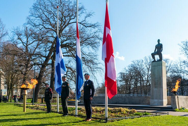 Zwolle herdenkt 76 jaar vrijheid bij centraal oorlogsmonument - Foto: Peter Denekamp