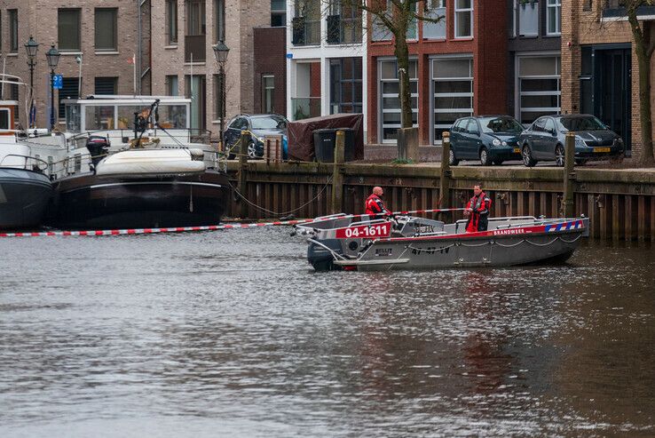 Magneetvissend stel haalt levensgevaarlijke granaat uit Zwolse stadsgracht - Foto: Peter Denekamp