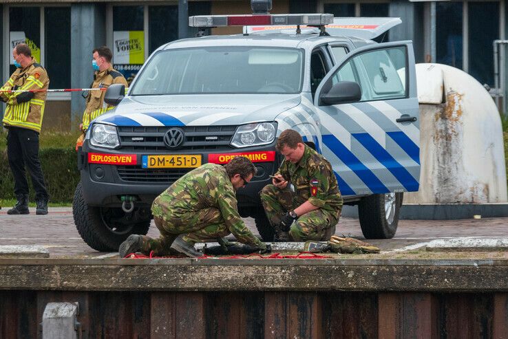 Magneetvissend stel haalt levensgevaarlijke granaat uit Zwolse stadsgracht - Foto: Peter Denekamp