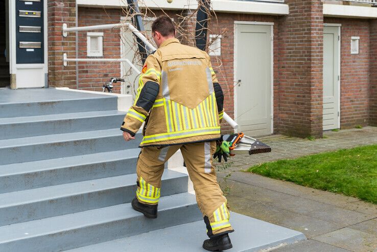 Brandweer schiet flatbewoners te hulp in Assendorp - Foto: Peter Denekamp