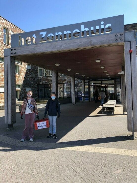 Koningskoekjes voor ouderen in Zwolle dankzij Stephan en Daphne - Foto: Stephan en Daphne de Brie